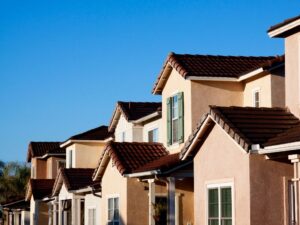 ベージュの戸建て住宅