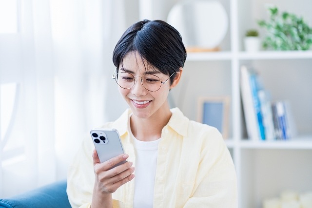 スマホを使う女性